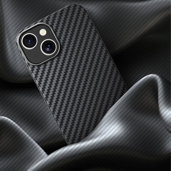 Een grijs/zwart koolstofvezel hoesje voor een iPhone, op een glanzende stof.