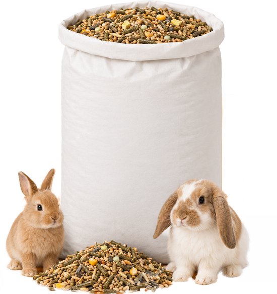 Een grote zak konijnenvoer staat naast een berg voer, met twee konijnen ervoor. Een bruin konijn zit links, een wit en bruin gevlekt konijn zit rechts.
