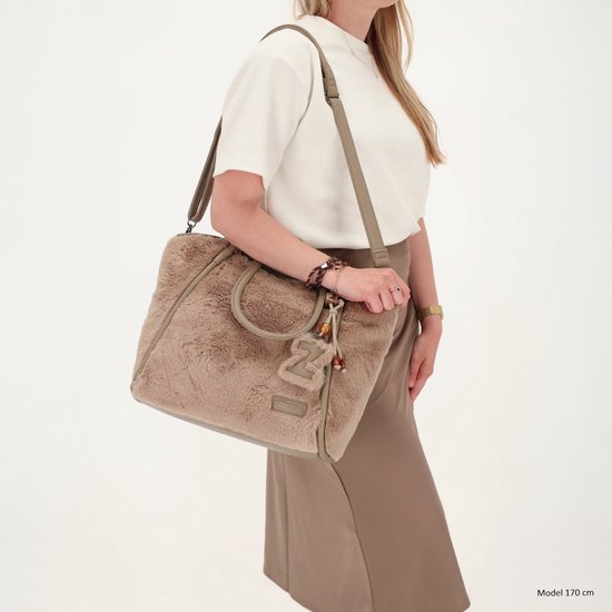 Licht taupe shopper van imitatiebont met een Z-hanger, gedragen door een model van 170 cm.