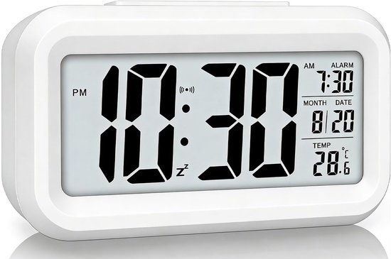 Witte digitale wekker met een groot scherm dat 10:30 PM, alarm 7:30, datum 8/20 en temperatuur 28.6°C weergeeft.