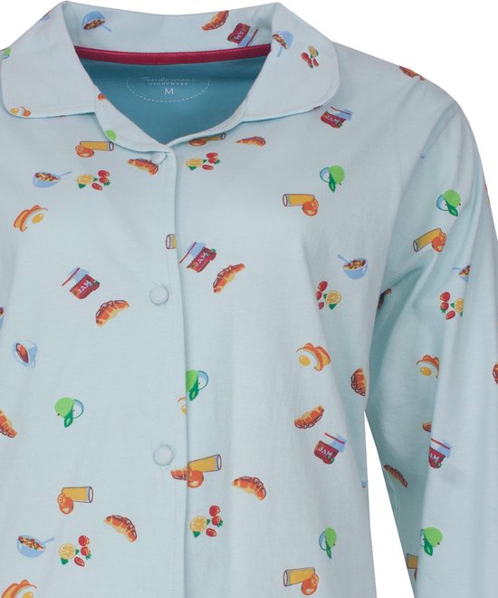 Close-up van de kraag en voorkant van een lichtblauwe pyjamatop met een print van ontbijtproducten.