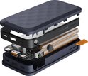 Exploded view van een donkergrijze Xtorm powerbank, met interne componenten zichtbaar.