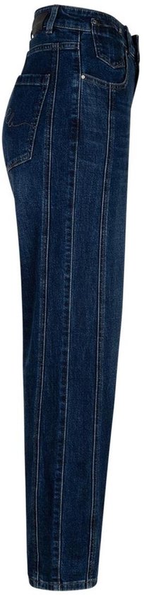 Zijaanzicht van donkerblauwe jeans met naden over de volle lengte.