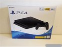 PlayStation 4 Slim 500GB console in Jet Black, met DualShock 4 controller, PlayStation VR en HDR logo's.