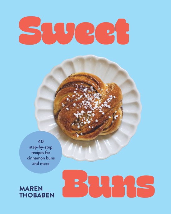 Livre 'Sweet Buns' avec des recettes de brioches à la cannelle. Une brioche à la cannelle sur une assiette blanche.