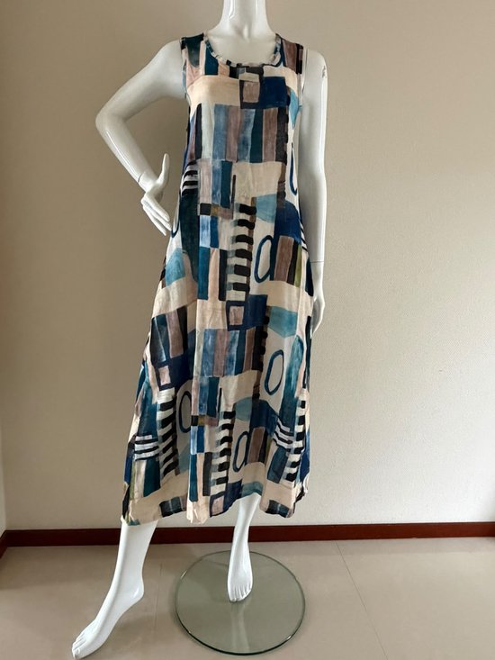 Mannequin blanc portant une robe sans manches longueur genou avec un motif géométrique abstrait bleu, beige et noir.