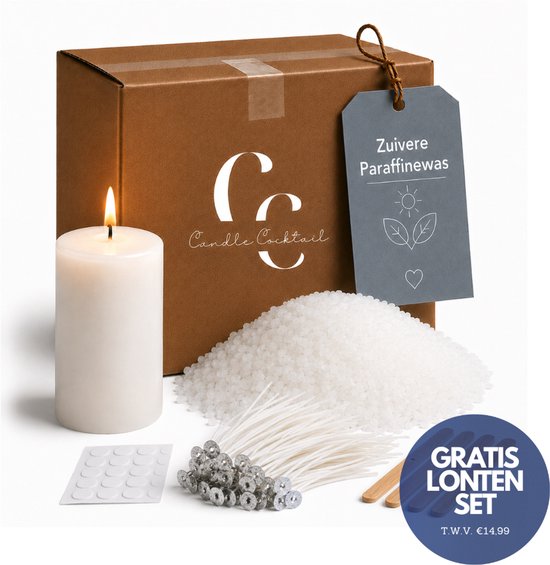 Zelf kaarsen maken kit met witte paraffine korrels, lonten, stickers, houten stokjes en een brandende witte kaars. Doos met logo 'Candle Cocktail'.