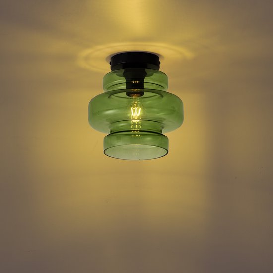 Groene glazen plafondlamp met een verchroomd montageblok en een zichtbare lichtbron.