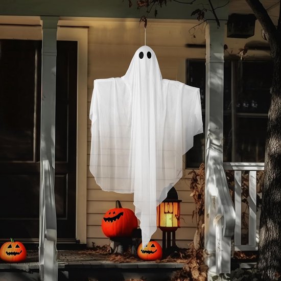 Witte spookdecoratie hangend bij een voordeur met pompoenen.