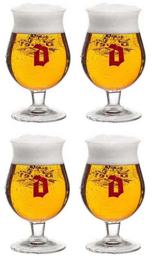 Quatre verres à bière Duvel, chacun rempli de bière blonde dorée et surmonté d'une épaisse mousse blanche. Les verres sont imprimés.