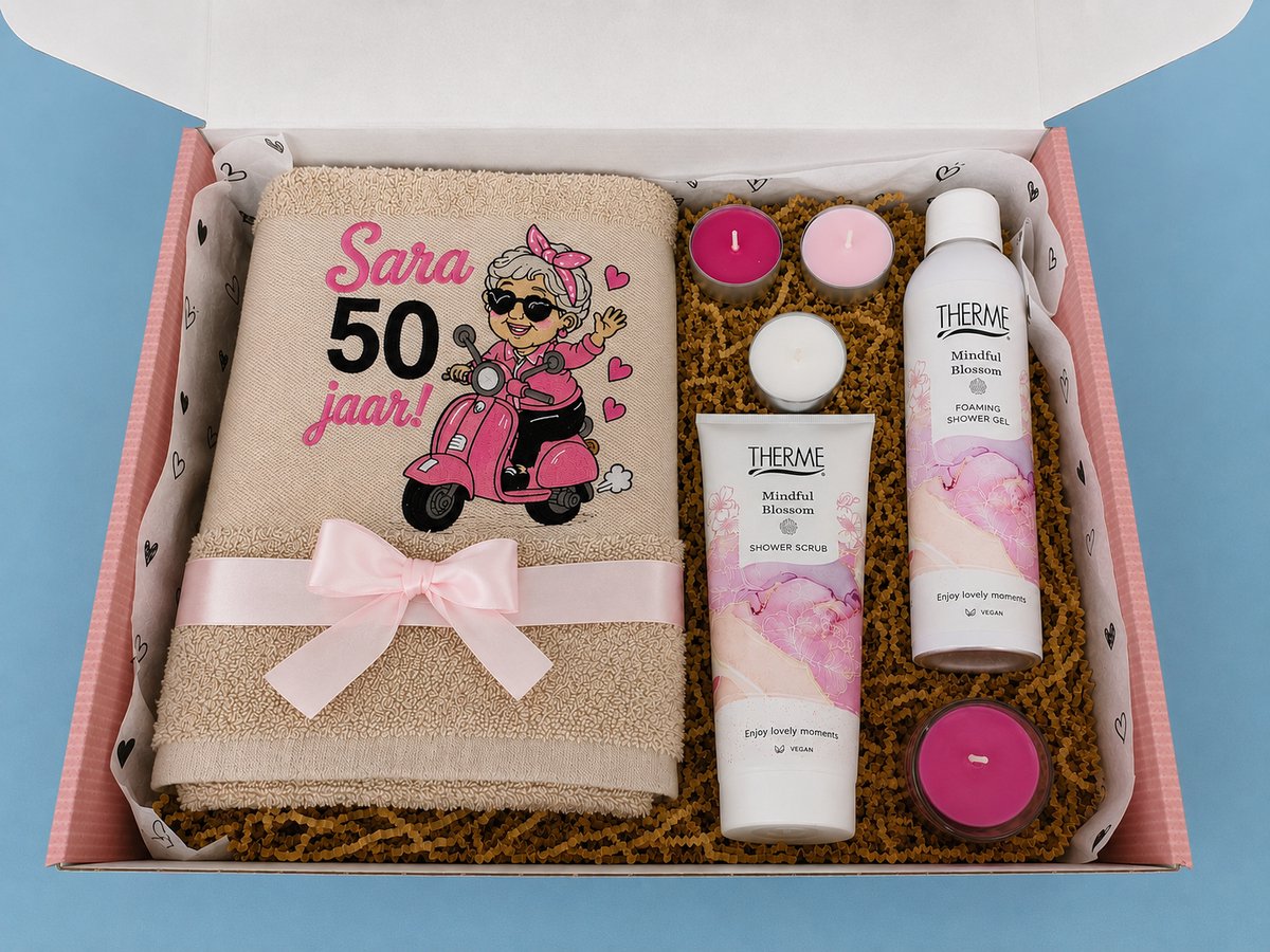Sara 50 Jaar Cadeaupakket – Gepersonaliseerde Handdoek met Naam – Therme Verzorgingsset – Cadeau voor Vrouw 50 Jaar