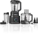 De zwarte Ninja 3-in-1 foodprocessor, blender en smoothie maker met diverse accessoires, waaronder een foodprocessor kom en blender kan.