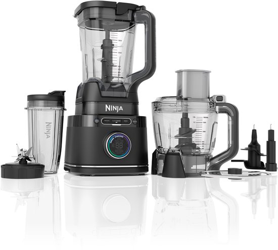 De zwarte Ninja 3-in-1 foodprocessor, blender en smoothie maker met diverse accessoires, waaronder een foodprocessor kom en blender kan.