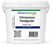 Witte emmer met etiket waarop 'OnlineChemicaliën Citroenzuur Foodgrade inhoud: 5 Kg' staat.
