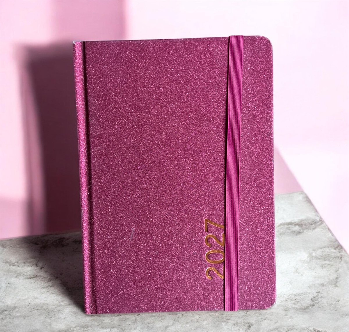 Bureau Agenda 2027 - Burgundy Glitter - 1 Dag Per Pagina (21cm x 15cm)