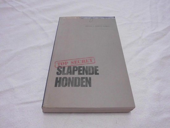 Boek 'Slapende Honden' met rode 'TOP SECRET' stempel. Auteur Dennis Lehane.