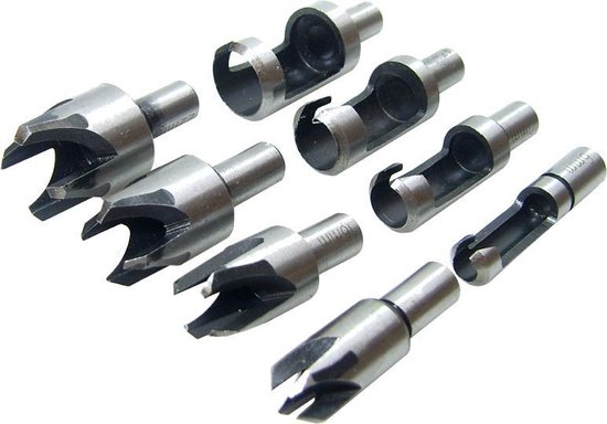 Een set van acht zilverkleurige, metalen proppenboren, elk met een uniek gespleten snijblad.