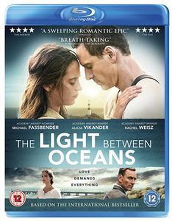 Blu-ray hoes van 'The Light Between Oceans' met een man en vrouw die hun hoofden tegen elkaar leggen met een vuurtoren op de achtergrond.