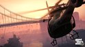 Helikopter vliegt langs een brug bij zonsondergang.