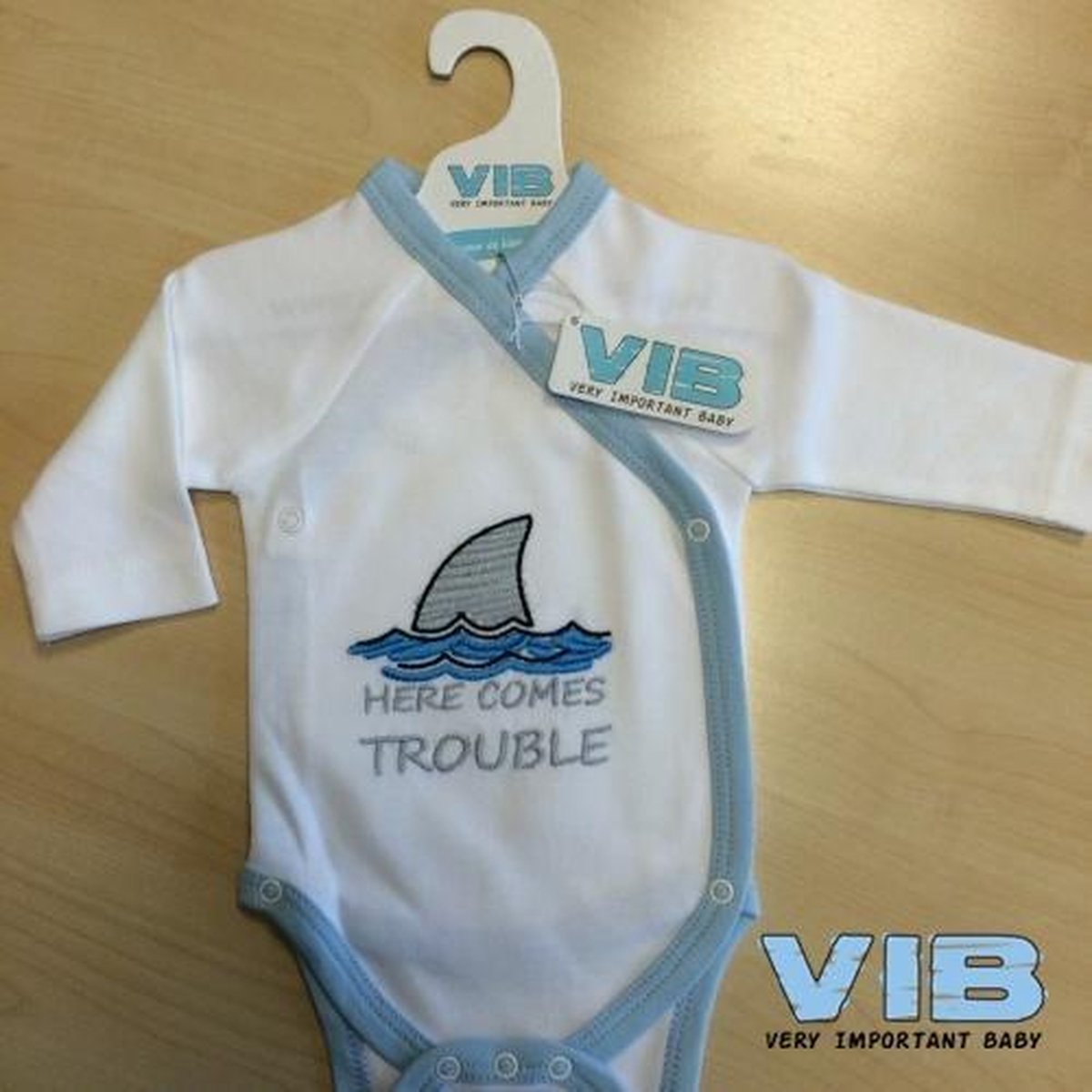 VIB® - Rompertje (overslag) Luxe Katoen - Here comes Trouble (Wit) - Babykleertjes - romper - rompertjes - rompertjes met tekst - baby cadeau - baby aankondiging - overslagromper