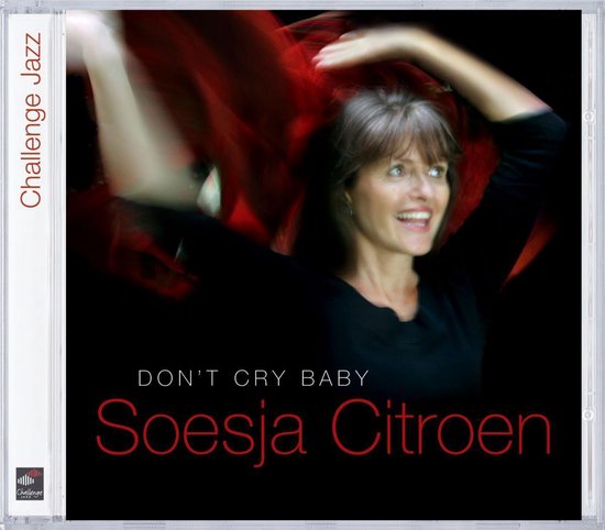 Vrouw met een zwarte top en rode doek in haar haar, 'Soesja Citroen DON'T CRY BABY' is onderaan.