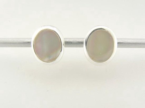 Fijne ovale zilveren oorstekers met parelmoer