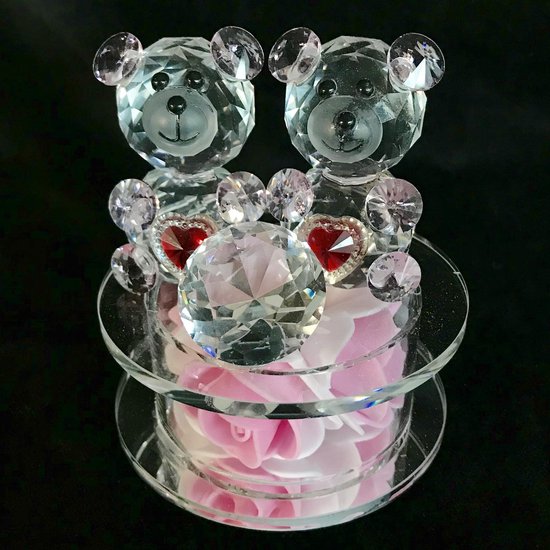 Kristal glas twee roze kleur beertjes 9.5x9cm met kristal diamant van 3cm met verlichting.Er zijn nog vier stuks rozen onder de beren.
