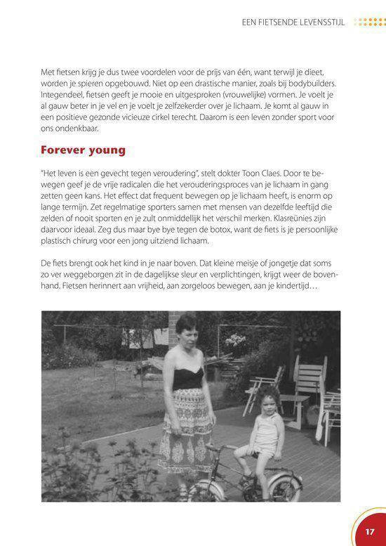Zwart-witfoto van een vrouw en een jong kind naast een fiets in een tuin.