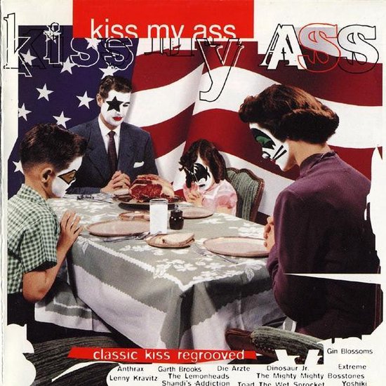 Cover van 'Kiss My Ass': gezin aan tafel met Kiss-make-up voor een Amerikaanse vlag.