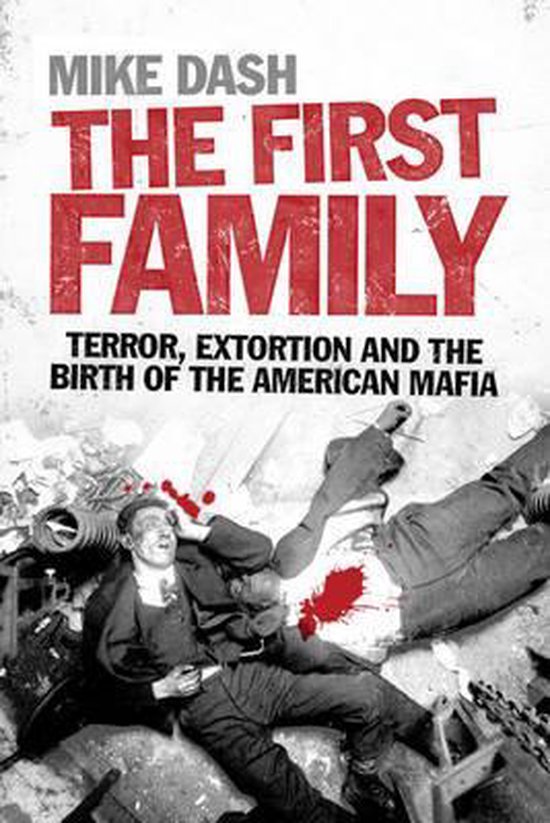 Boekcover van 'The First Family' door Mike Dash, met de ondertitel 'Terror, Extortion and the Birth of the American Mafia' en een afbeelding van twee mannen, één met bloedvlekken.