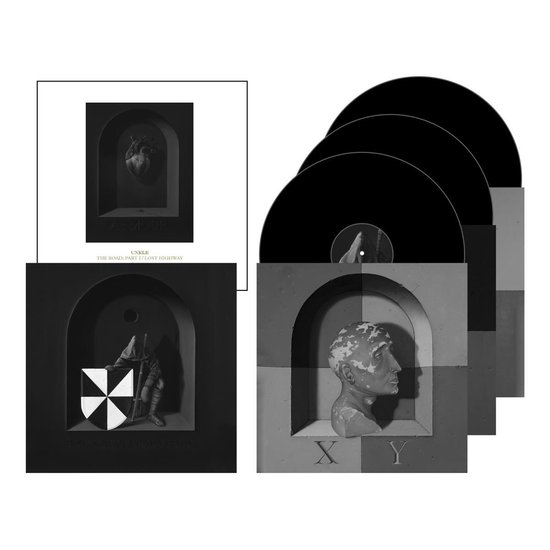 Een albumhoes met een hart in een nis, drie zwarte LP's en twee albumhoezen met een figuur en een buste.