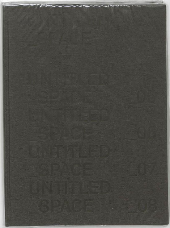 Donkergrijs boek met reliëftekst "UNTITLED SPACE" en nummers 05, 06, 07, 08.