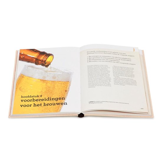 Pagina uit het boek Zelf Bier Brouwen met een illustratie van bier dat in een glas wordt gegoten en tekst.