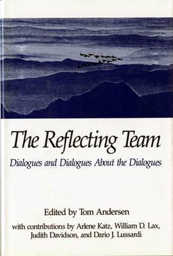 Boekomslag van 'The Reflecting Team: Dialogues and Dialogues About the Dialogues', geredigeerd door Tom Andersen. Grijze berglandschap met vliegende vogels bovenaan.