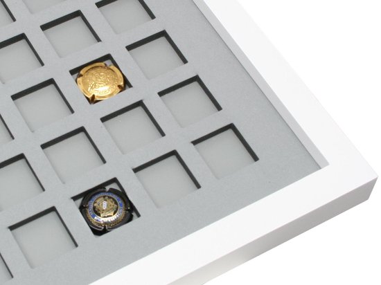 Gouden en blauw-grijze champagne doppen in een witte display met grijze vakjes.