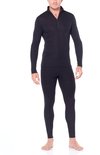 Man in zwarte thermobroek en thermoshirt met ritskraag.