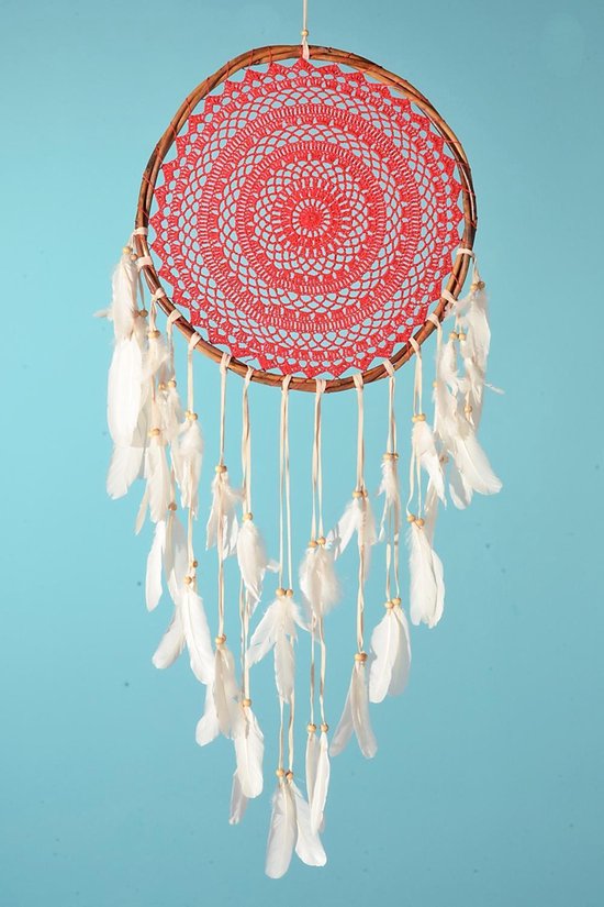 Handgemaakte dromenvanger dreamcatcher, kleur rood wit beige  diameter 40 cm en totale lengte 100 cm, versierd met rotan, veren en houten kralen.