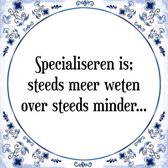 Tegeltje met Spreuk (Tegeltjeswijsheid): Specialiseren is; steeds meer weten over steeds minder + Kado verpakking & Plakhanger