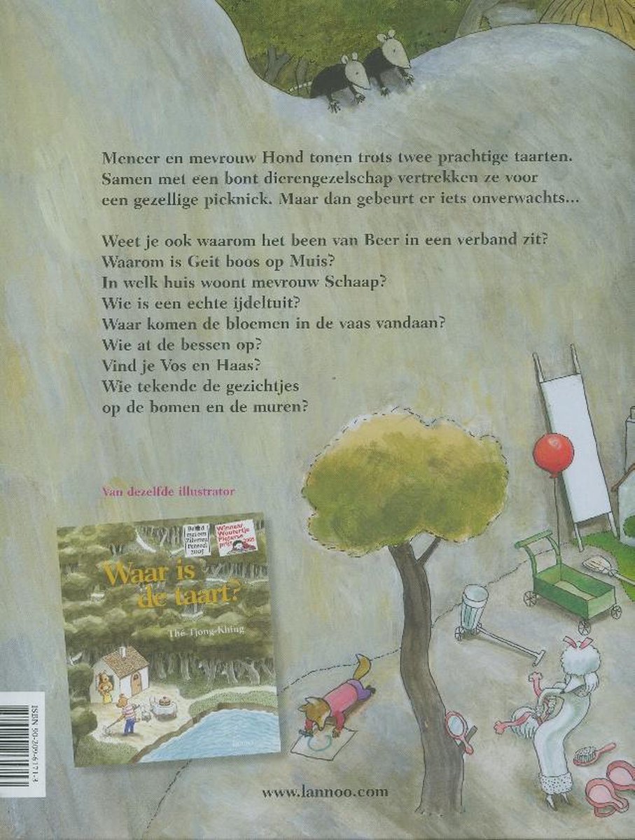 Illustratie van de achterkant van 'Waar is de taart?' met twee muizen op een heuvel, een kind met een picknickmand, een boom en dieren. Tekst in het Nederlands.