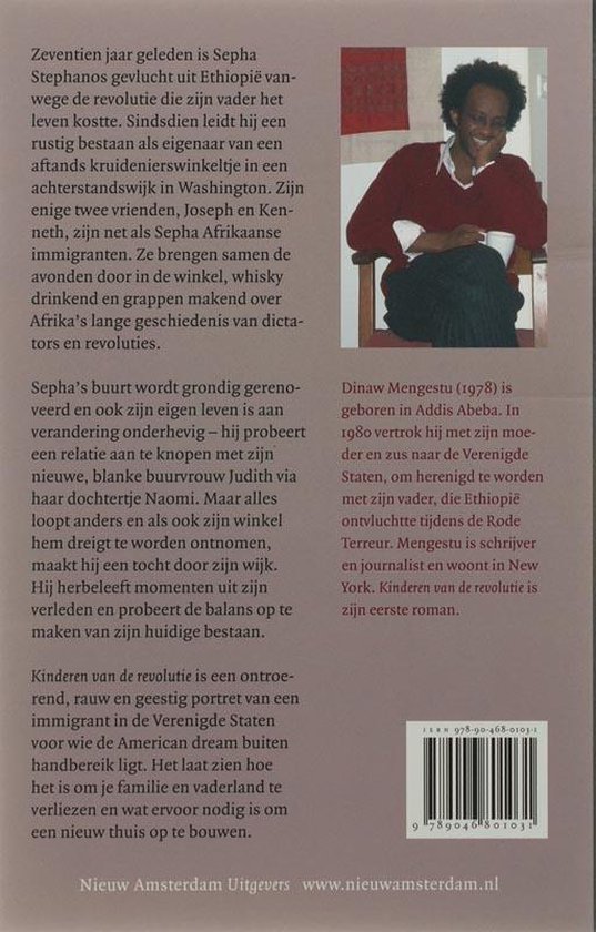 Achterkant van het boek 'Kinderen van de revolutie' met een foto van Dinaw Mengestu zittend in een stoel.