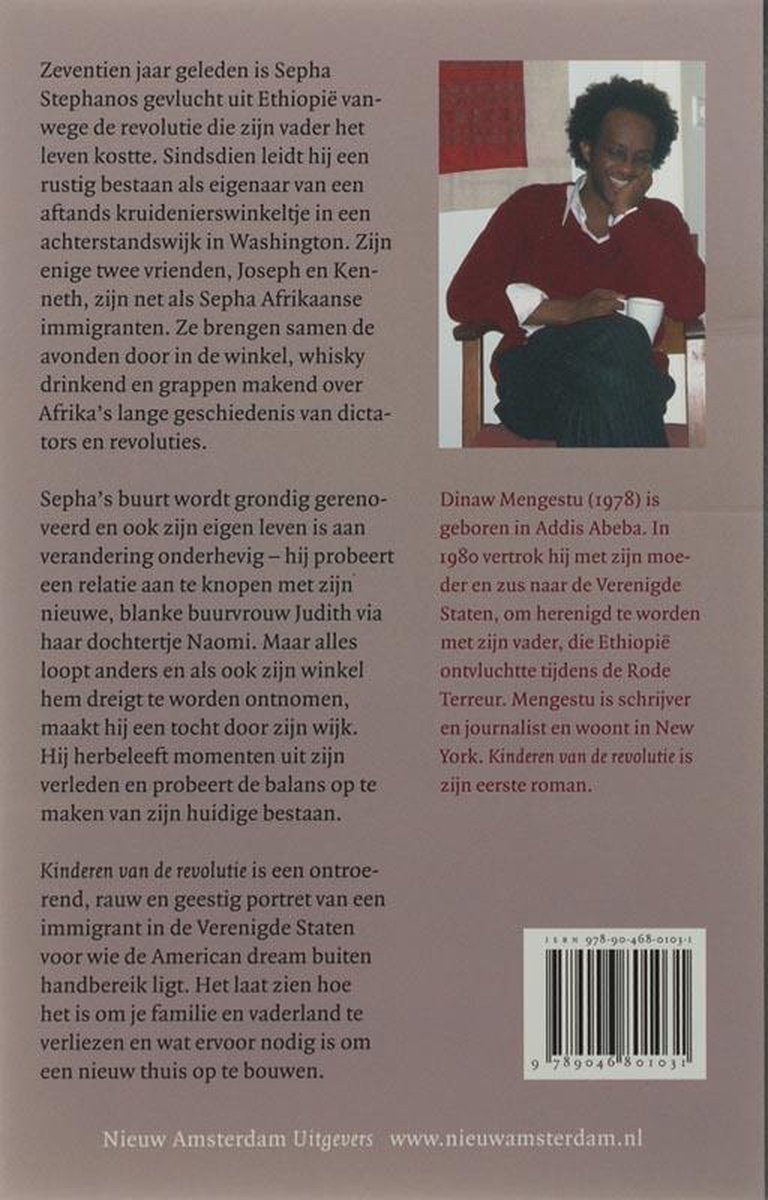 Achterkant van het boek 'Kinderen van de revolutie' met een foto van Dinaw Mengestu zittend in een stoel.