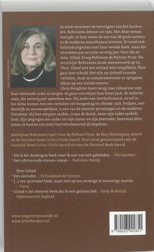 Achterzijde boek 'Thuis' met foto van Marilynne Robinson en tekst. "Winnaar van de Pulitzer Prize, de Pen/Hemingway Award en de National Book Critics Circle Award."