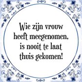 Tegeltje met Spreuk (Tegeltjeswijsheid): Wie zijn vrouw heeft meegenomen, is nooit te laat thuis gekomen + Kado verpakking & Plakhanger