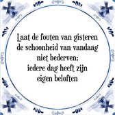 Tegeltje met Spreuk (Tegeltjeswijsheid): Laat de fouten van gisteren de schoonheid van vandaag niet bederven; iedere dag heeft zijn eigen beloften + Kado verpakking & Plakhanger