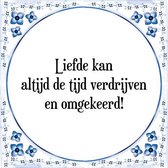 Tegeltje met Spreuk (Tegeltjeswijsheid): Liefde kan altijd de tijd verdrijven en omgekeerd! + Kado verpakking & Plakhanger