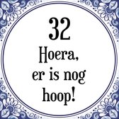 Verjaardag Tegeltje met Spreuk (32 jaar: Hoera! Er is nog hoop! 32! + cadeau verpakking & plakhanger