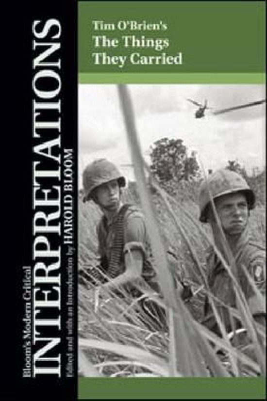 Couverture du livre "The Things They Carried" avec deux soldats dans un champ et un hélicoptère.