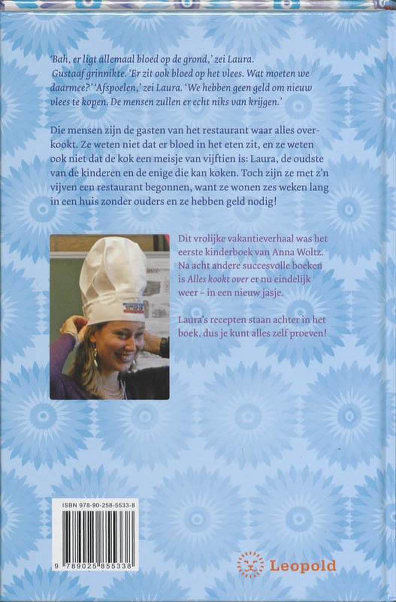 Een meisje met een koksmuts op, lachend, met een blauwe achtergrond met bloemenpatroon.