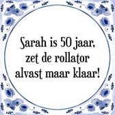 Tegeltje met Spreuk (Sarah 50 jaar): Sarah is 50 jaar, zet de rollator alvast maar klaar! + Cadeau verpakking & Plakhanger