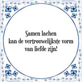 Tegeltje met Spreuk (Tegeltjeswijsheid): Samen lachen kan de vertrouwelijkste vorm van liefde zijn! + Kado verpakking & Plakhanger